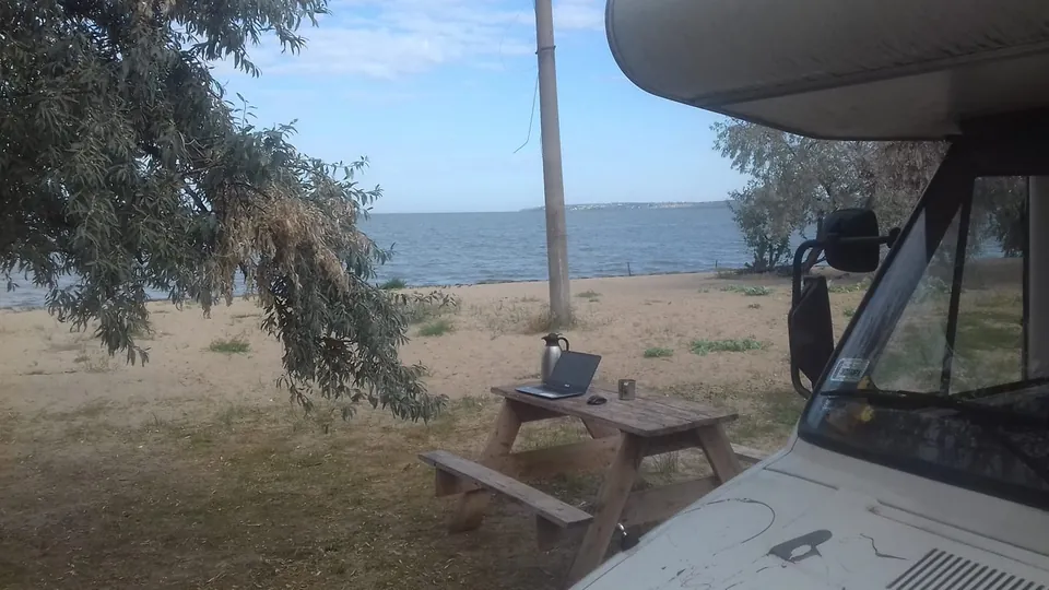Postój kamperem nad wodą